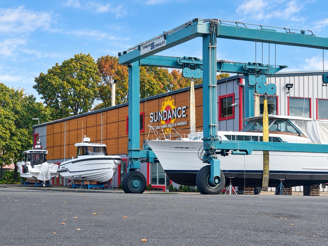 The travel lift hauling out a large cruiser at Sundance Marina